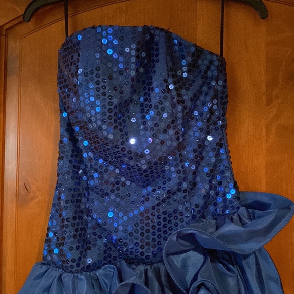 Formal Dress - Picture 5 of 9